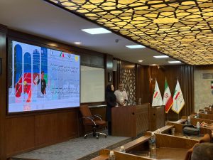 حضور داور و بازیکنان روی زمین تنیس